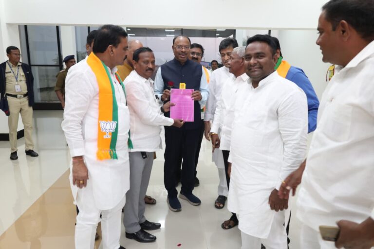 महाराष्ट्र राज्याचे महसूल मंत्री मा. चंद्रशेखर बावनकुळे साहेब यांना कोळी महासंघाचे मराठवाडा अध्यक्ष तथा प्रदेश कार्यकारणी सदस्य मा. श्री शंकरराव मनाळकर  यांनी आदिवासी कोळी जमात बांधवाना जात प्रमाण पत्र व जात वैधता प्रमाणपत्र सुलभ रीत्या मिळावे असे निवेदन दिले.