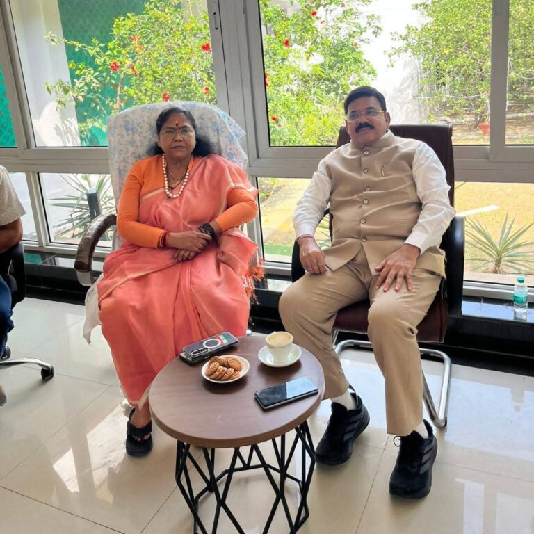 कोळी महासंघाचे अध्यक्ष, मा. आमदार रमेश दादा पाटील यांची राष्ट्रीय मागासवर्गीय आयोगाच्या अध्यक्षा तथा मा.केंद्रीय मंत्री साध्वी निरंजन ज्योती यांची भेट घेऊन आदिवासी कोळी समाजाच्या प्रश्नावर चर्चा